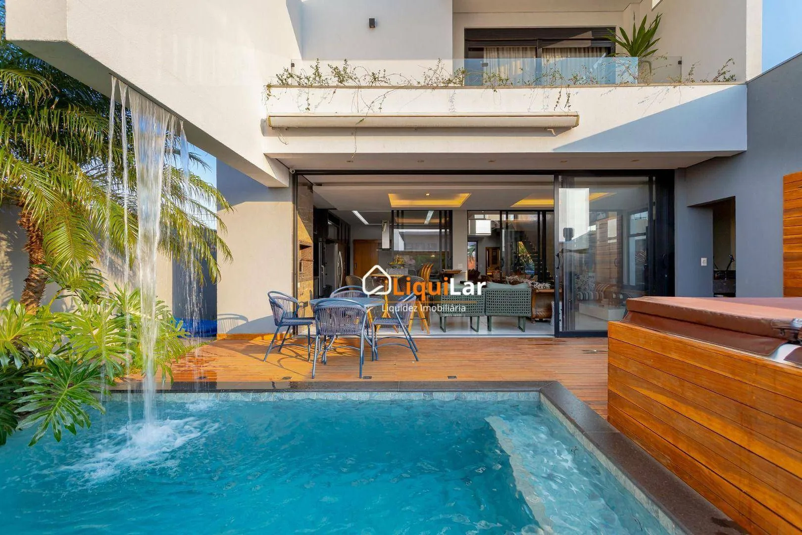 Imagem Sobrado de Alto Padrão à Venda no Alphaville III com 3 Suítes, Piscina Aquecida e Aceita Permuta