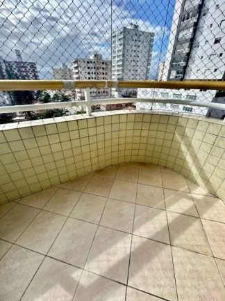 Imagem Apartamento aconchegante com 2 quartos, 2 suítes e localização estratégica, a 200 metros da praia, á venda na Imobiliaria Consulte Imoveis.