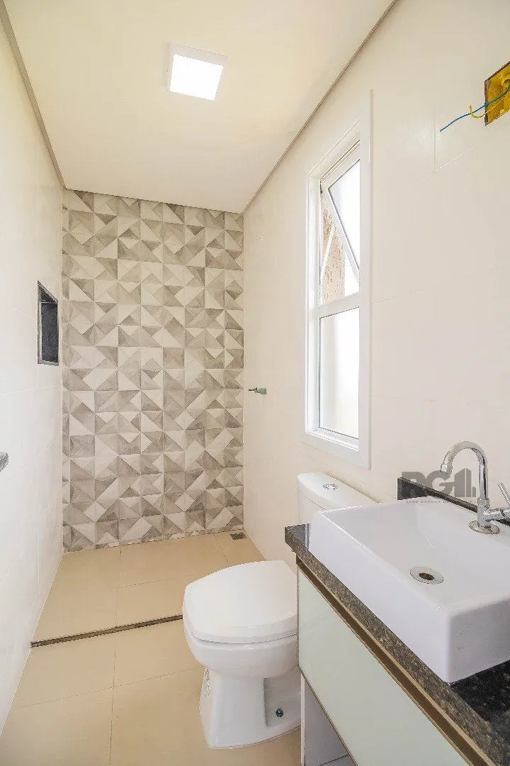 Imagem Sobrado, 185 metros quadrados privativo, com 3 quartos, 1 suíte, Living e cozinha integrados, lareira, churrasqueira, lavabo e 2 vagas de garagem. e 2 vagas de garagem