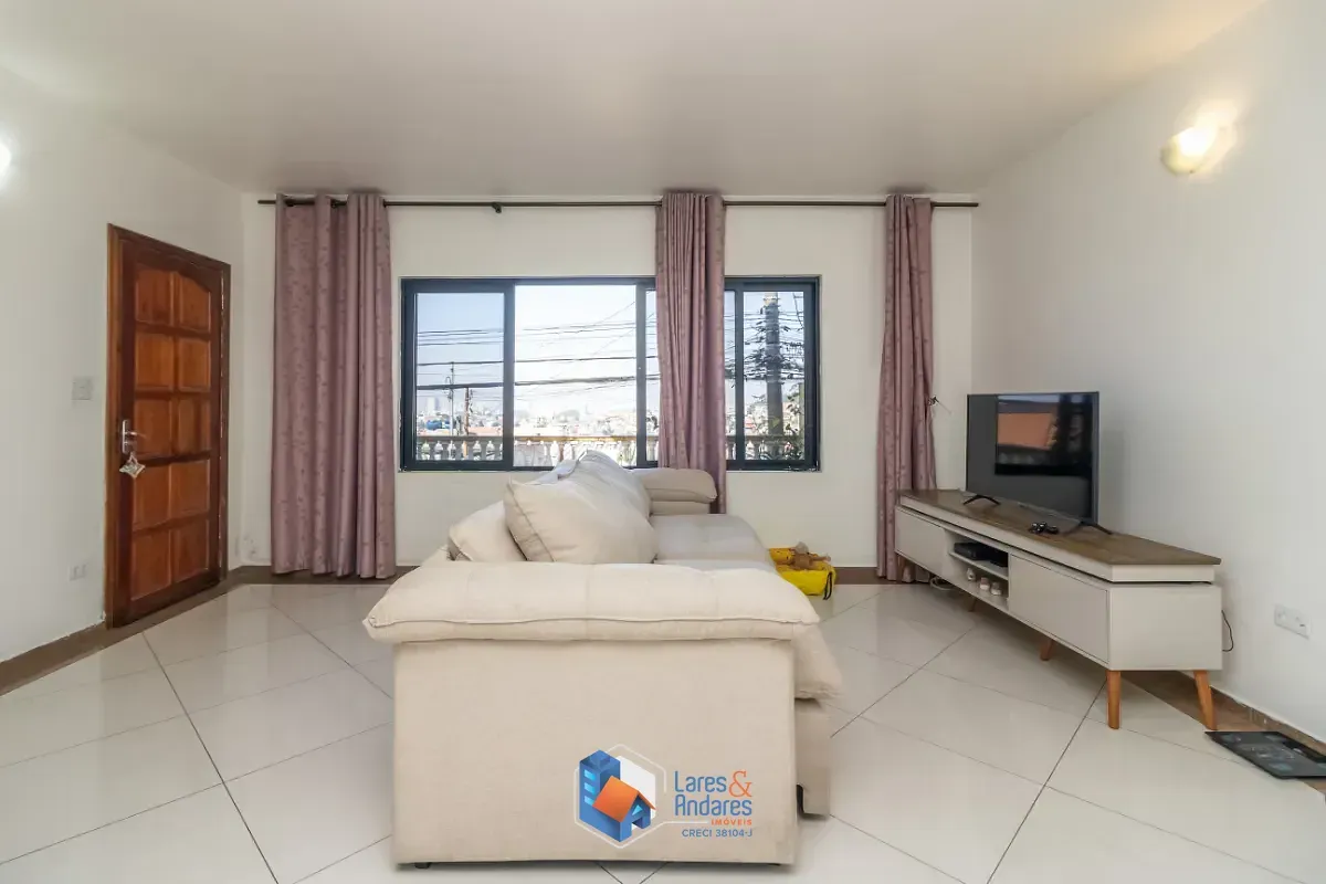 Foto do imóvel Sobrado para venda em Vila Itaberaba com 5 quartos, sendo 1 suíte, 220m² em Rua do Outono