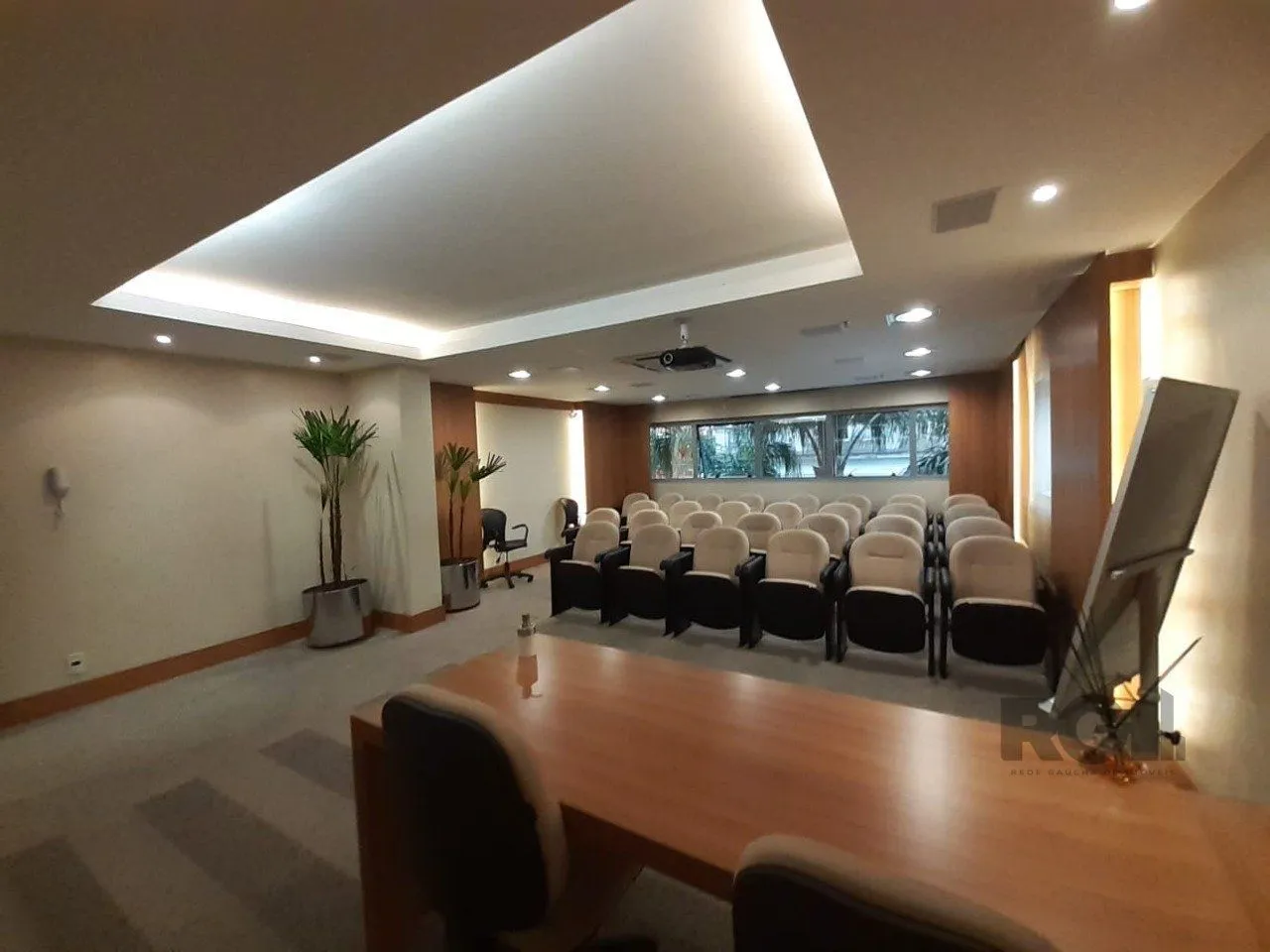 Imagem Excelente sala comercial no Menino Deus, com uma vaga de garagem.