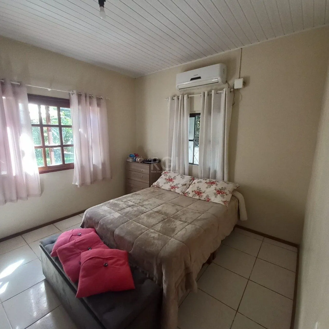 Imagem 2 Casa com 4 quartos, 2 vagas de garagem, no bairro Belém Novo, Porto Alegre/RS