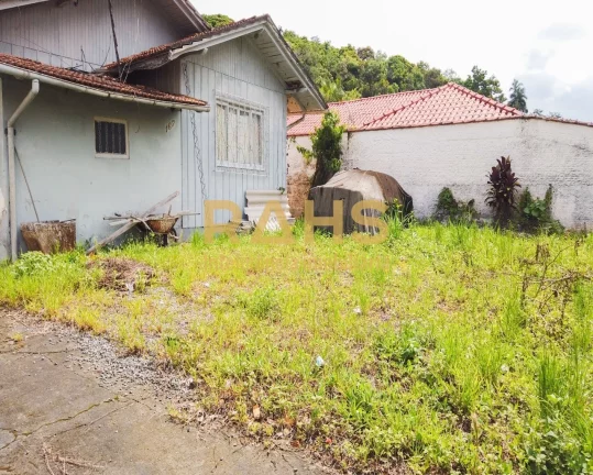 Extenso terreno localizado na Rua Cristóvão Colombo no bairro Floresta. Com ótima localização b...