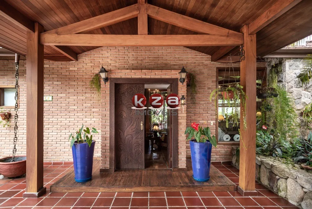 Imagem Casa de luxo a venda em Ubatuba, Praia Dura, frente para o mar. 6 suítes, 3 salas, 8 banheiros, 11 vagas, área gourmet592 m².