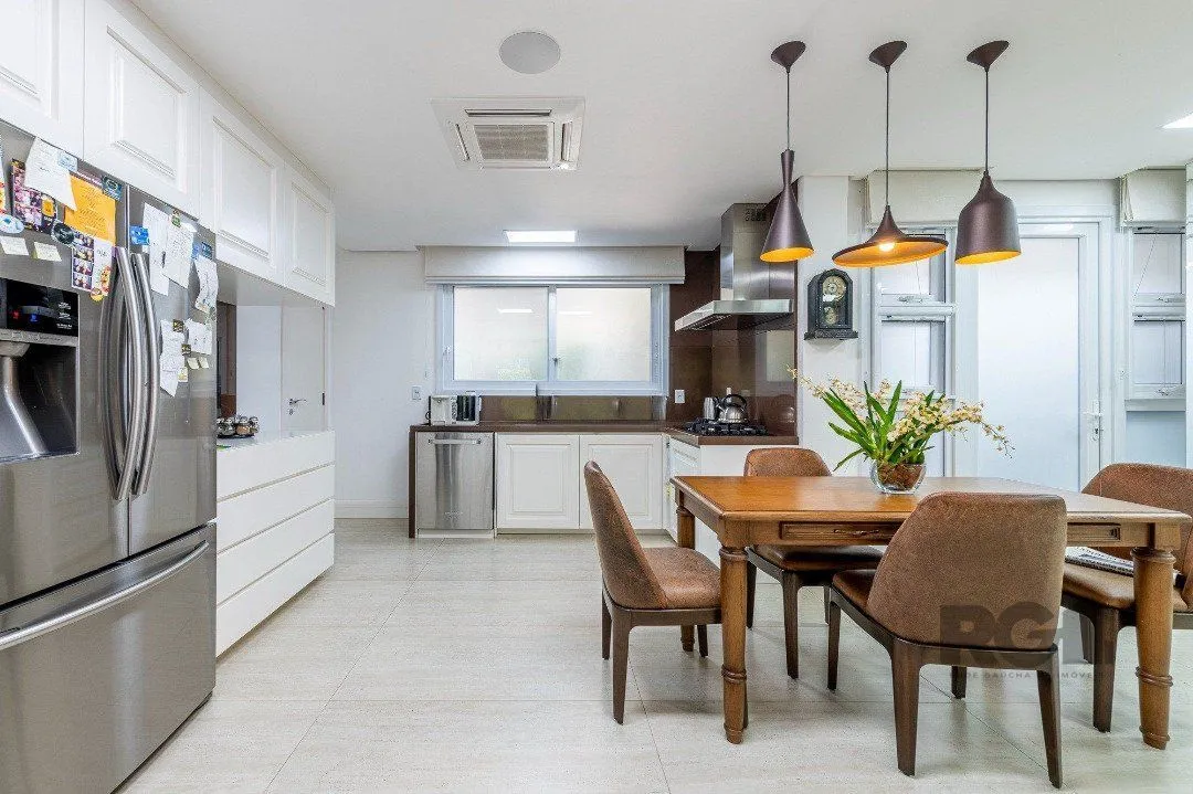 Imagem Casa em condomínio fechado beira de rio, de frente para o clube dos Jangadeiros.