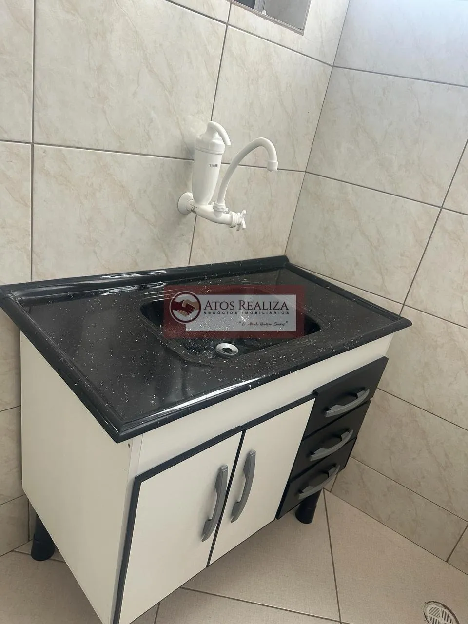 Imagem Aluga Salão Comercial Na Av. Atlântica, 40m² sobre loja, valor da locação R$950,00