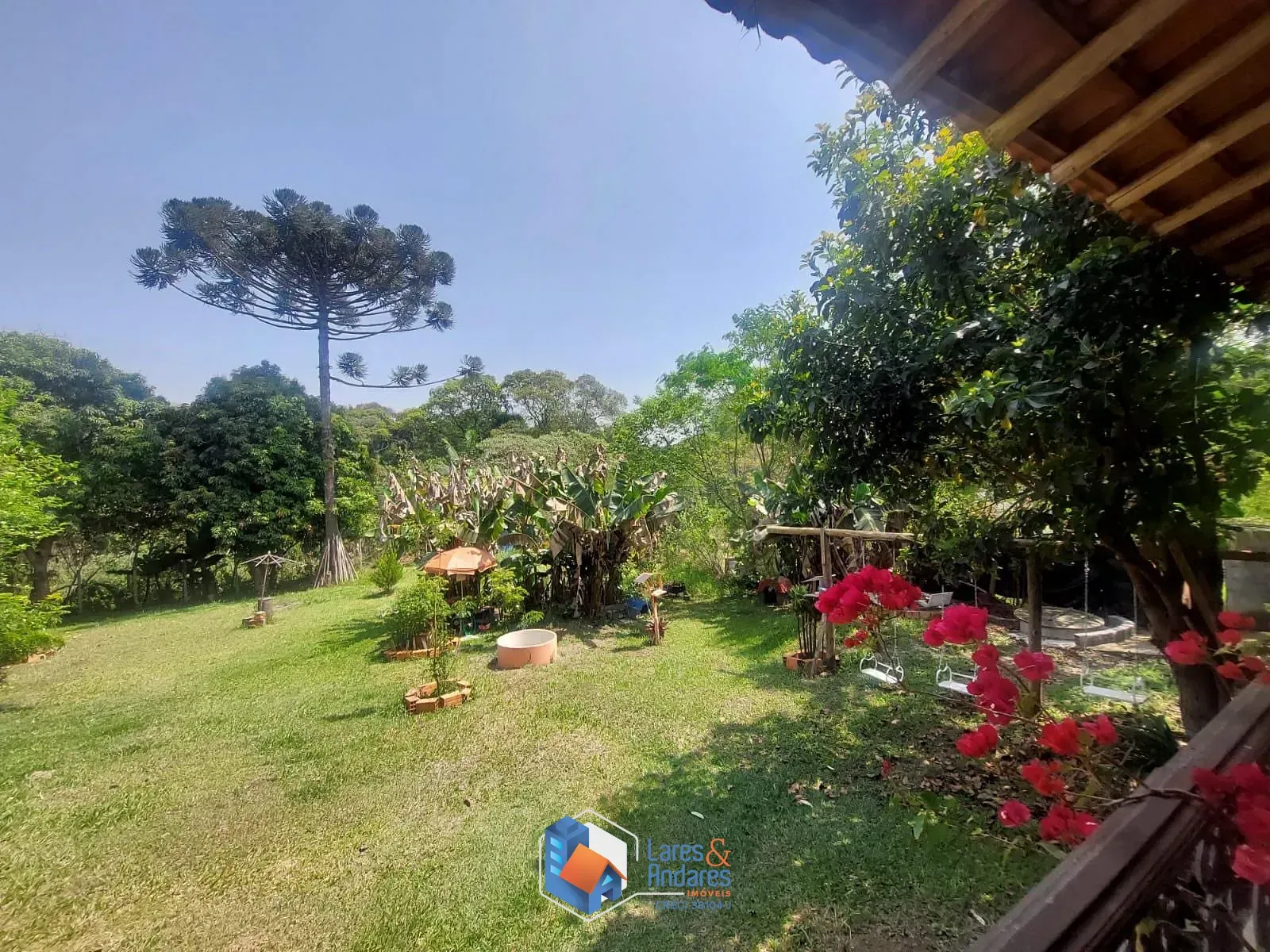 Imagem CASA RÚSTICA EM CONDOMÍNIO, 243 M² DE ÁREA ÚTIL, ÁREA TOTAL DE 1.801 M², 2 SUÍTES, 3 SALAS, 3 VAGAS E PORTARIA 24 HORAS - COTIA - SP
