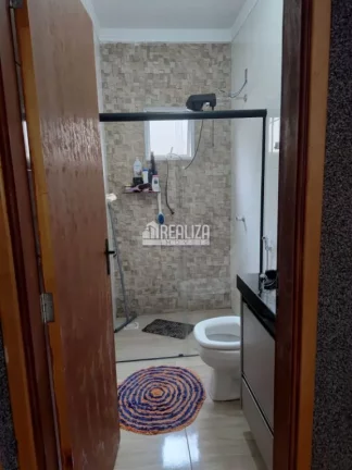 Imagem Casa à venda no Loteamento Ilha Bela, Uberaba: 2 dormitórios, cozinha, garagem coberta e muito mais!