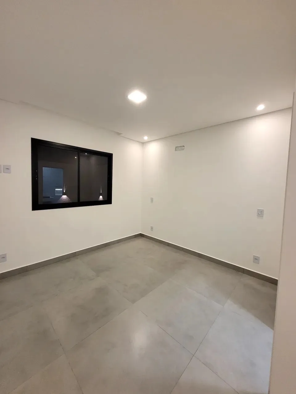 Imagem Casa em Condomínio de Luxo com 3 Suítes em Cajuru do Sul, Sorocaba-SP: 122m², 3 Quartos, 1 Sala e 2 Vagas de Garagem!