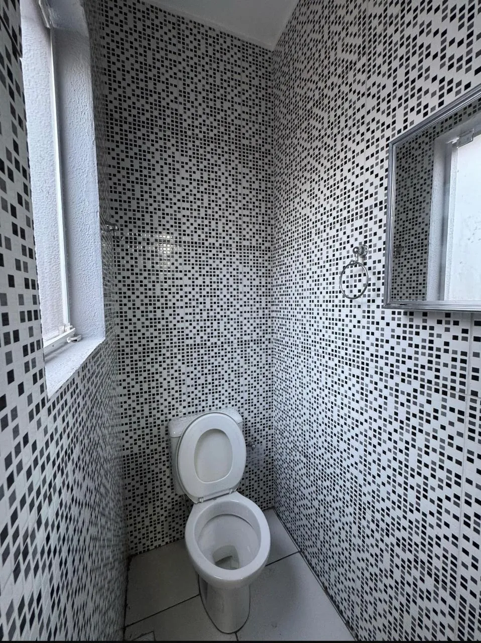 Imagem Galpão para Locação em Sorocaba - 290m² com Mezanino e Estrutura Moderna