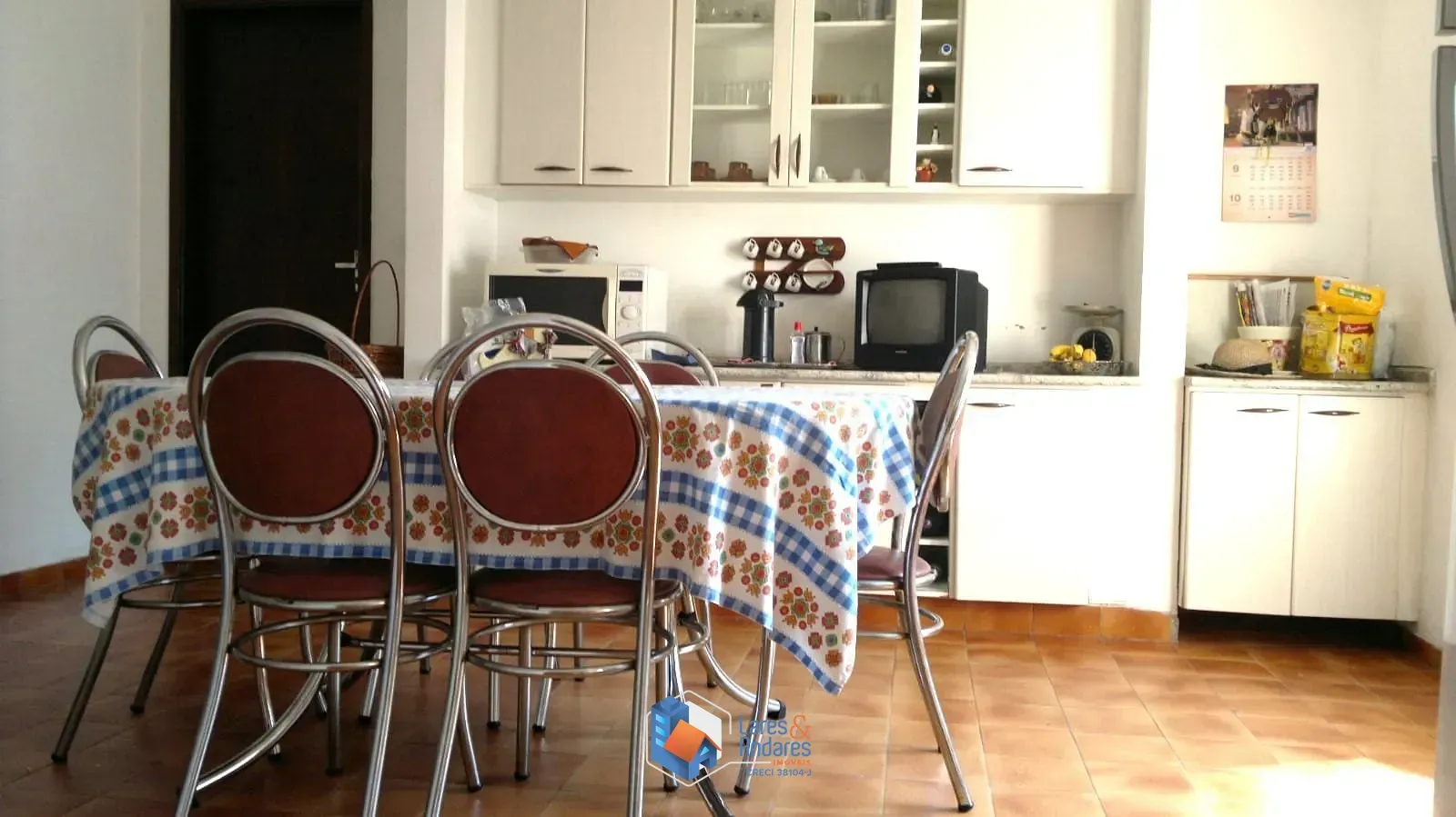 Imagem CASA À VENDA, COM 296M² COM 6 AMPLOS DORMS, COM 2 SUÍTES, 4 SALAS, COZINHA COM PLANEJADOS, CHURRASQUEIRA E 8 VAGAS - TREMEMBÉ - SP