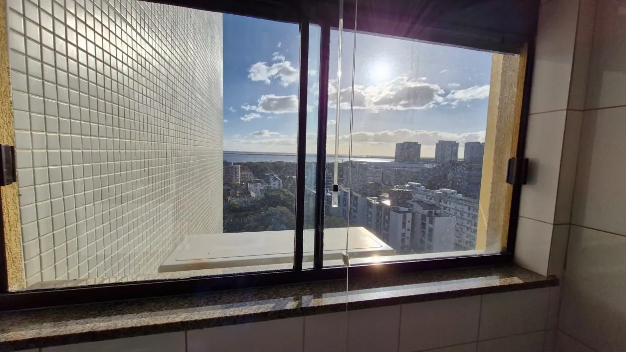 Imagem Apartamento no Menino Deus impecável, 2 dormitórios 1 suíte, 3 banheiros, 1 garagem