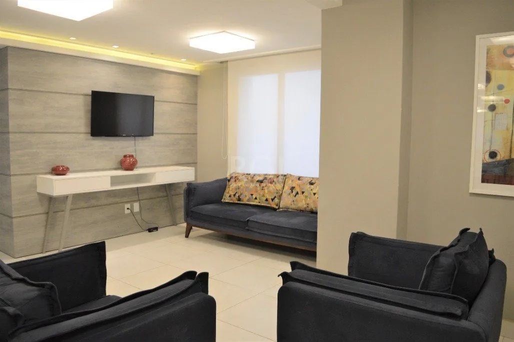 Imagem Excelente, amplo e ensolarado apartamento 3 dormitórios sendo 1 suíte, com living 2 ambientes, banheiro social, semimobiliado e com 2 vagas de garagem.