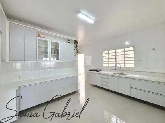 Imagem Imperdível! Casa à venda em Vinhedo-SP, bairro Nova Vinhedo. 3 quartos, 1 suíte, 2 salas, 3 banheiros, 4 vagas, 259m².