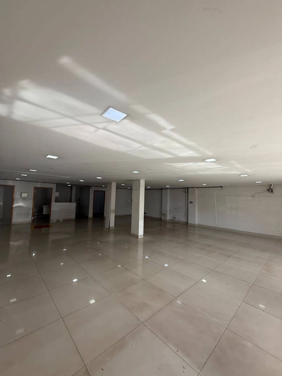 Imagem SALA COMERCIAL À VENDA OU LOCAÇÃO ED. COPA EXECUTIVO CENTER POÇÃO
