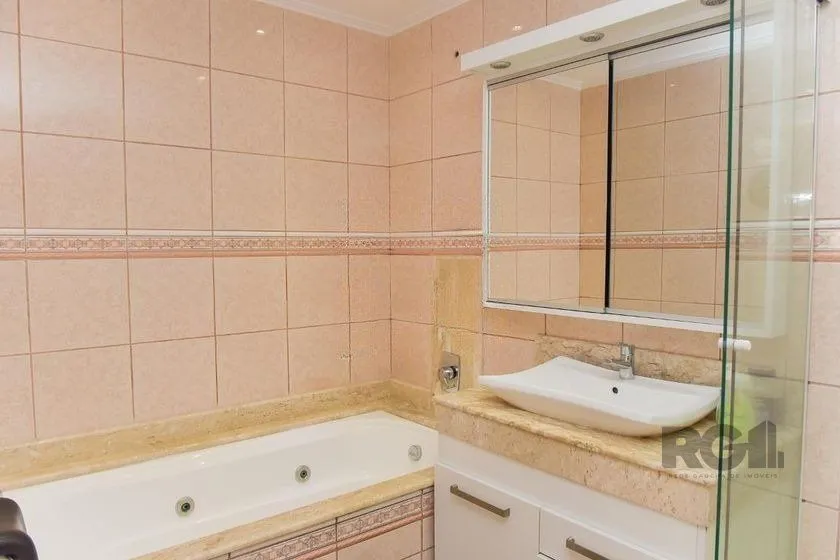 Imagem Casa de 197m² - 5 dormitórios, 3 vagas no bairro Rubem Berta