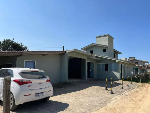 Imagem Casa ampla no bairro Ambrósio em Garopaba-SC, a 5 min do centro e praias. Oportunidade!