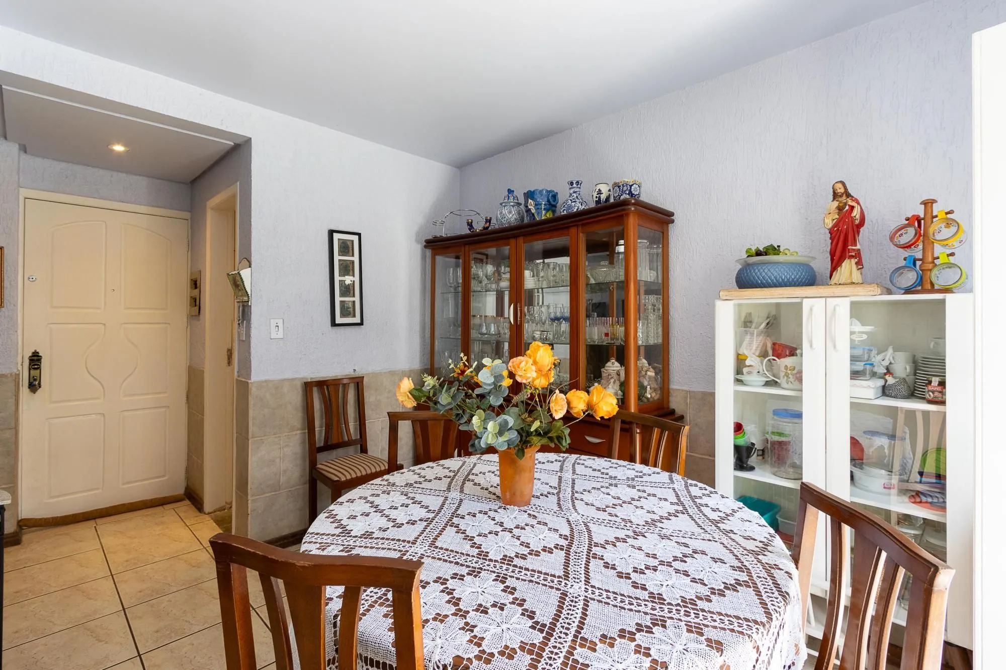 Imagem Casa de condomínio, de 3 dormitórios, 1 suíte e 2 vagas de garagem.