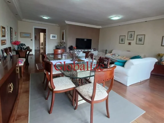 Imagem Apartamento à venda com 278m², 4 quartos, 2 suítes, vaga demarcada, perto da praia por R$ 1.450.000,00 no Embaré em Santos