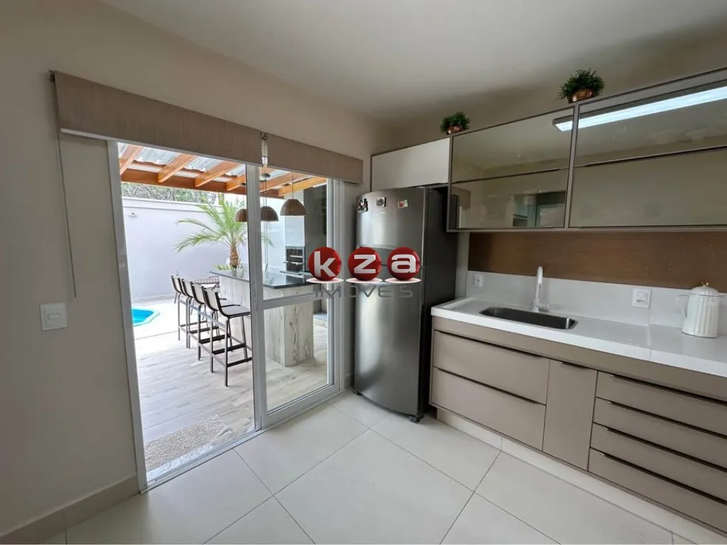 Imagem Casa em Condomínio à Venda em Valinhos-SP: 3 Quartos, 1 Suíte, 2 Salas, 2 Banheiros e 2 Vagas de Garagem!