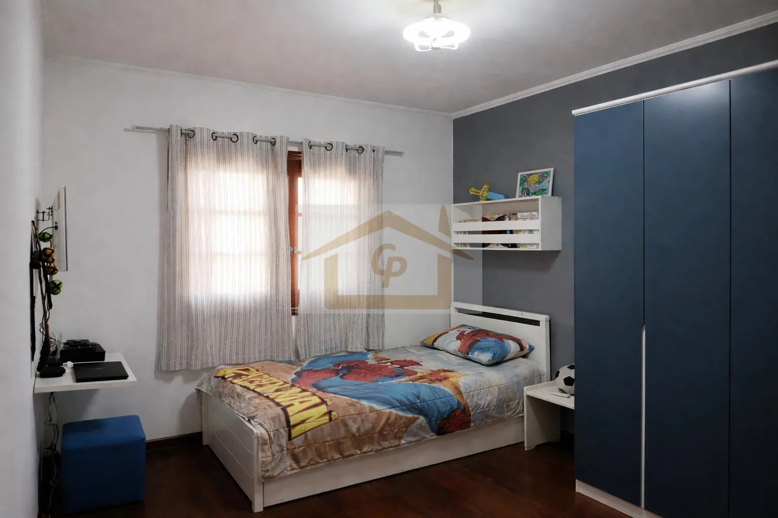 Imagem Encantadora! São 4 quartos (1 suíte), 4 vagas cobertas