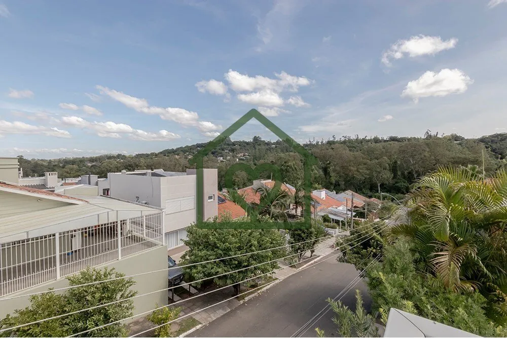 Imagem Com 132 m² de área construída, a casa possui 4 quartos espaçosos e 3 banheiros, além de um lava...