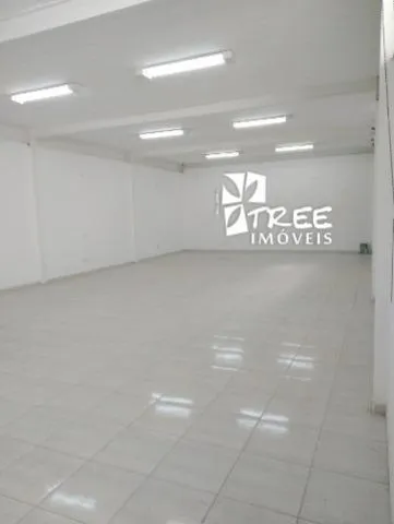 Imagem LOCAÇÃO DE SALÃO COMERCIAL EM ARUJÁ, com 250m², amplo espaço c/ pavimento superior e inferior, 2 copas e entrada c/ acessibilidade. CONSULTE-NOS..
