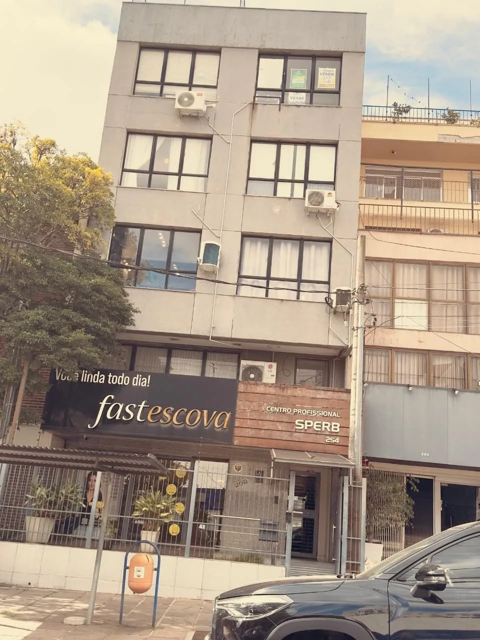 Imagem EXCELENTE SALA COMERCIAL REFORMADA COM TERRAÇO - MONT SERRRAT | PORTO ALEGRE