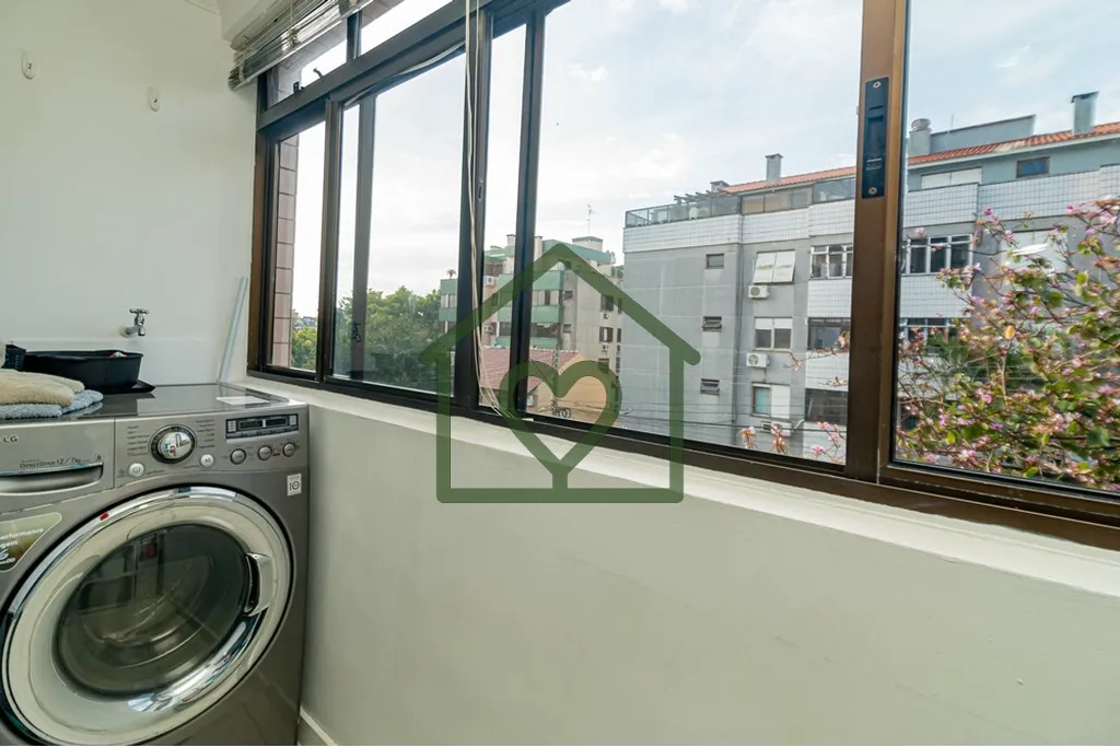 Imagem Apartamento reformado com 92m2 e vista panorâmica composto por três dormitórios sendo uma suíte ...