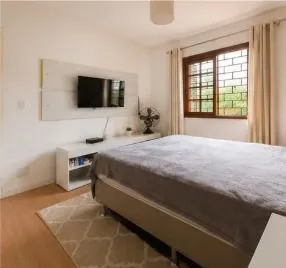 Imagem Casa 4 domitorios sendo uma suite com 6 vagas em 195m2 no bairro Guaruja.