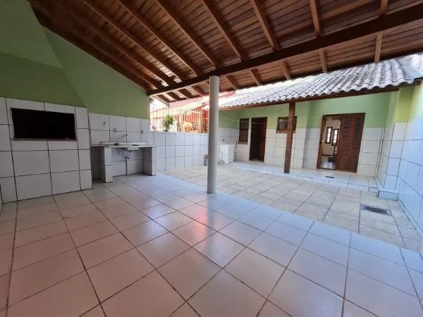 Imagem Casa de 3 dormitórios, apenas uma quadra da Av. Edgar Pires de Castro