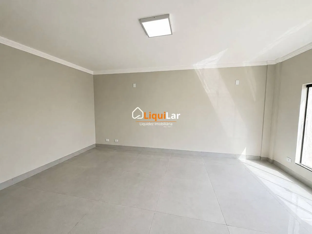 Imagem Sobrado com Aptidão Comercial na Vila Rosa Pires | 4 Quartos, Suíte e Localização Estratégica