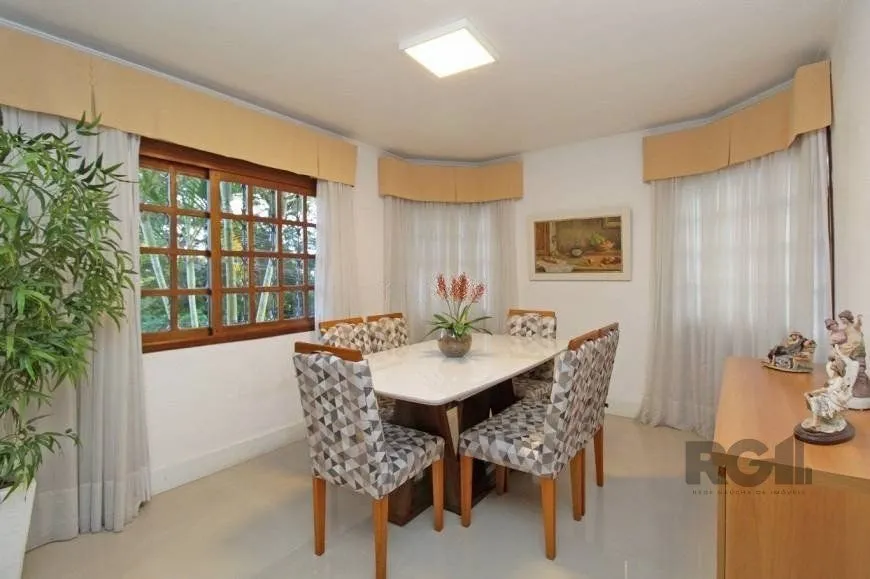 Imagem Casa 245m² - 3 dormitórios, 4 vagas no bairro Cavalhada
