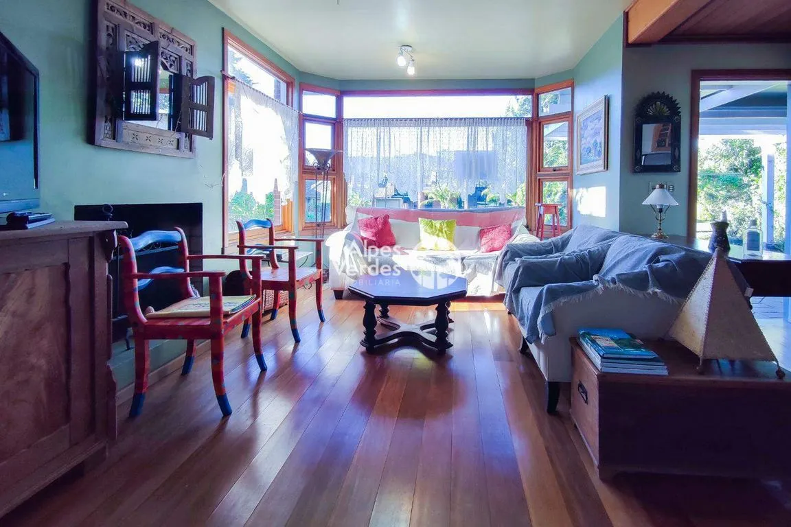 Imagem Vende-se Casa no Quinta da Serra, com 04 dormitórios