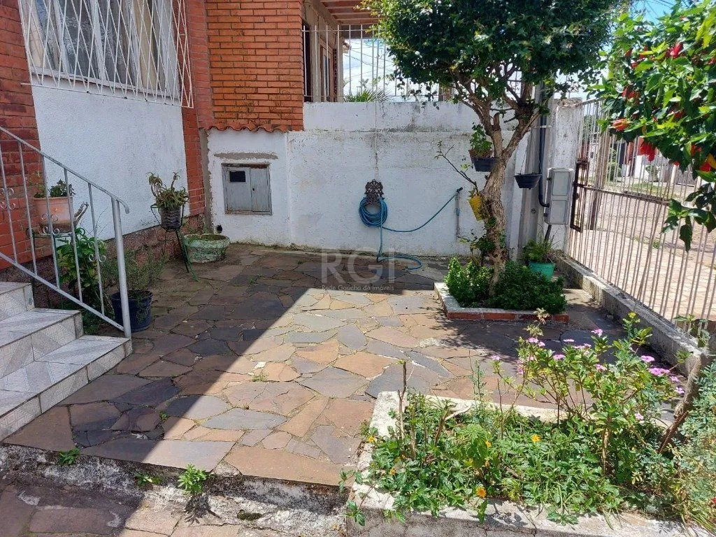 Imagem CASA COM CHURRASQUEIRA E GARAGEM PARA 2 CARROS