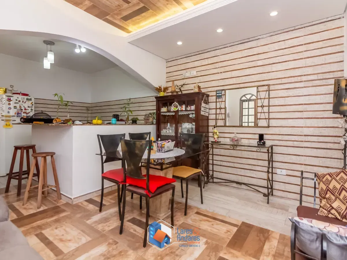 Imagem Sobrado para venda em Vila Zat com 5 quartos, sendo 2 suítes, 200m²