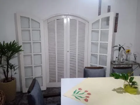 Imagem VENDA DE CASA NO JD. HELENA, EM SÃO PAULO/SP, 125m², com 6 dorm, 3 suítes, sala de estar, cozinha, área gourmet, garagem p/ 2 autos. CONSULTE-NOS.