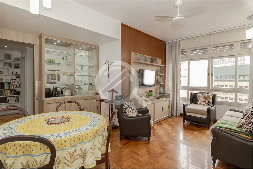 Apartamento à venda na Rua Sarmento Leite, no coração do Centro Histórico de Porto Alegre, em fr...