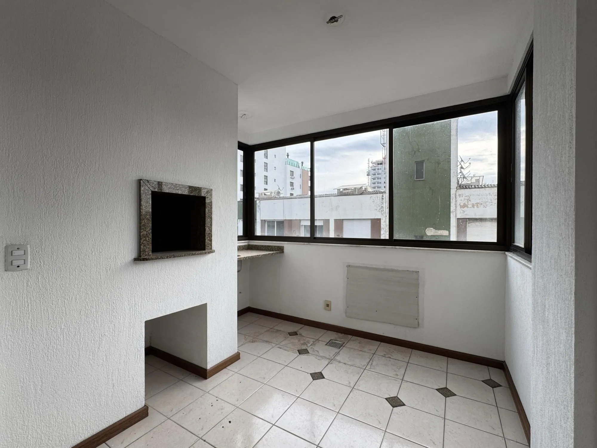 Imagem Apartamento 3 dormitórios com sacada, suíte e vaga de garagem no Menino Deus