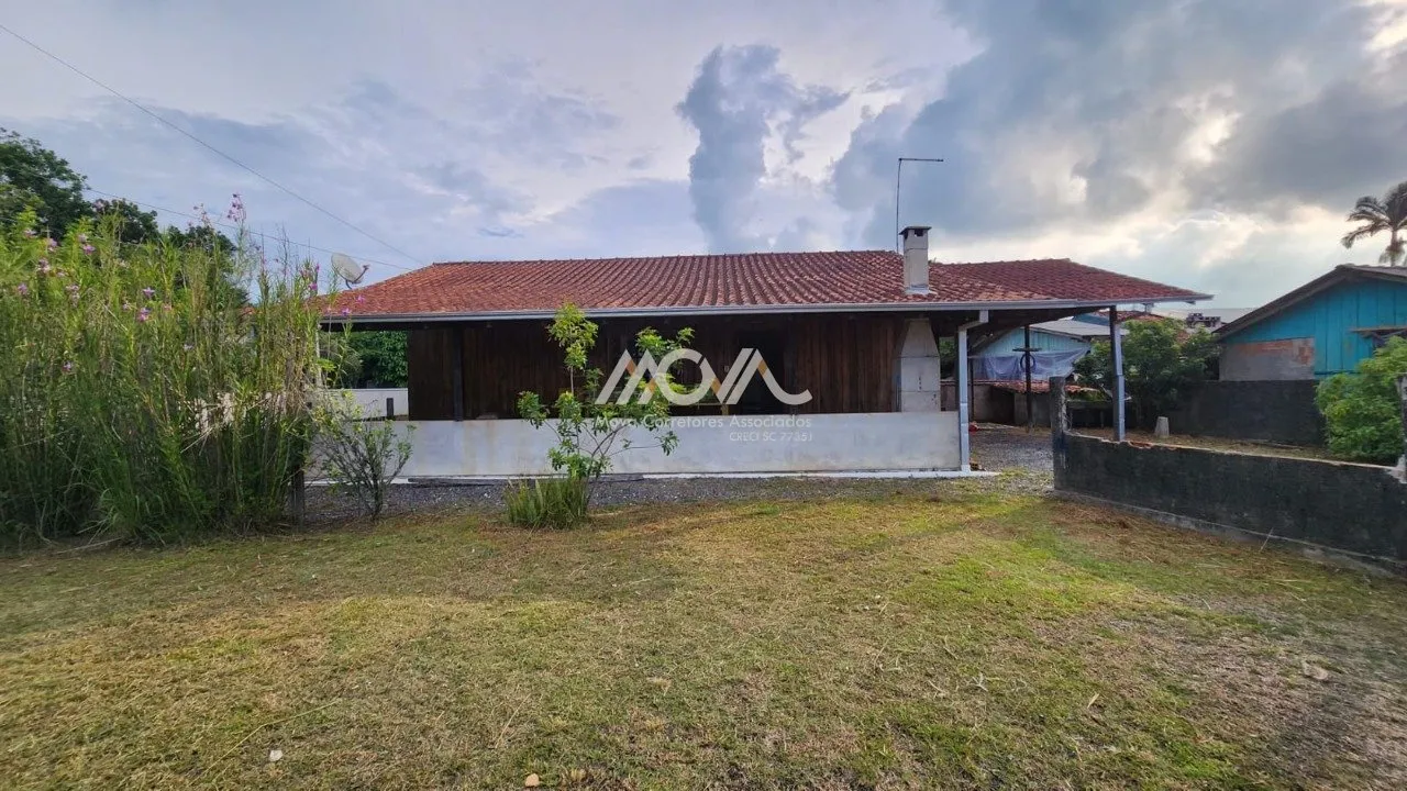 Imagem Casa localizada na Vila da Glória, em terreno de esquina, a aproximadamente 150 metros da praia.

S...