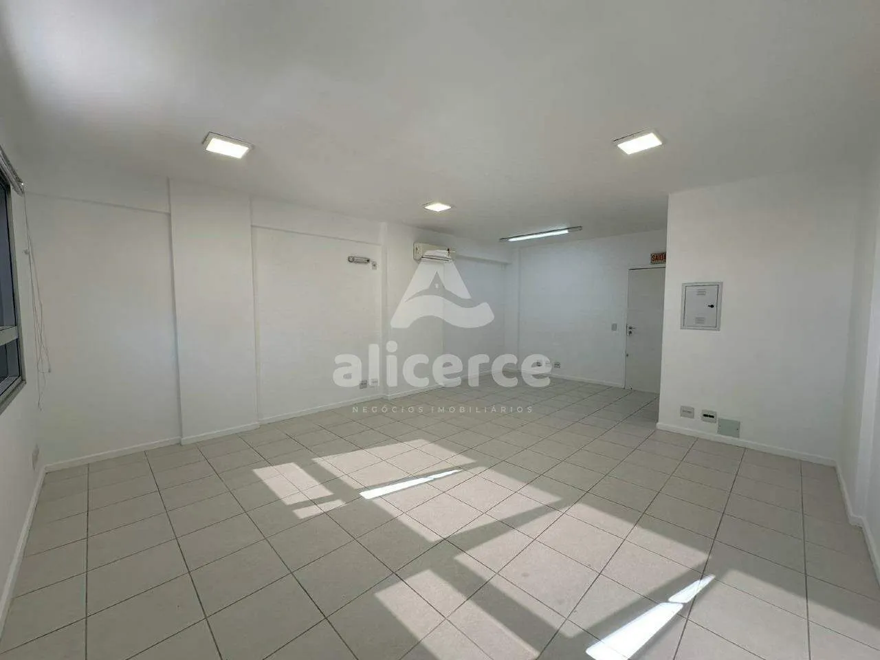 Imagem Sala Comercial com Vista Mar e Localização Privilegiada, no Bairro Estreito - Florianópolis/SC