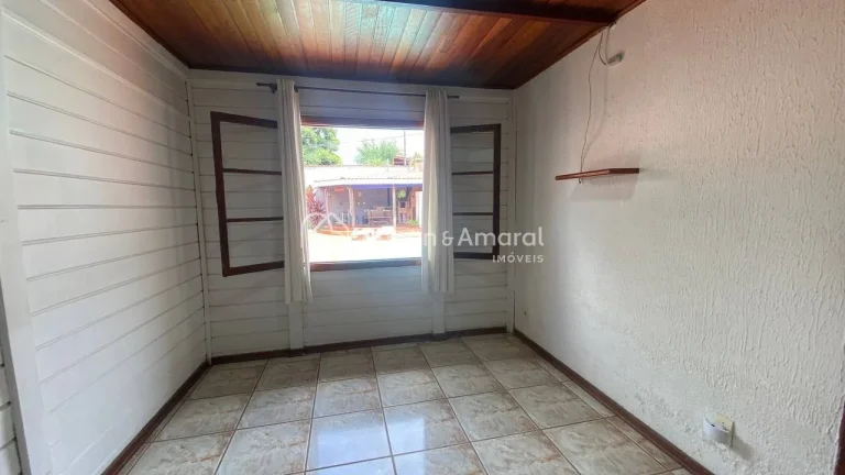 Imagem Casa térrea de madeira, com excelente distribuição. São 3 suítes, sendo 1 suíte máster com hi...