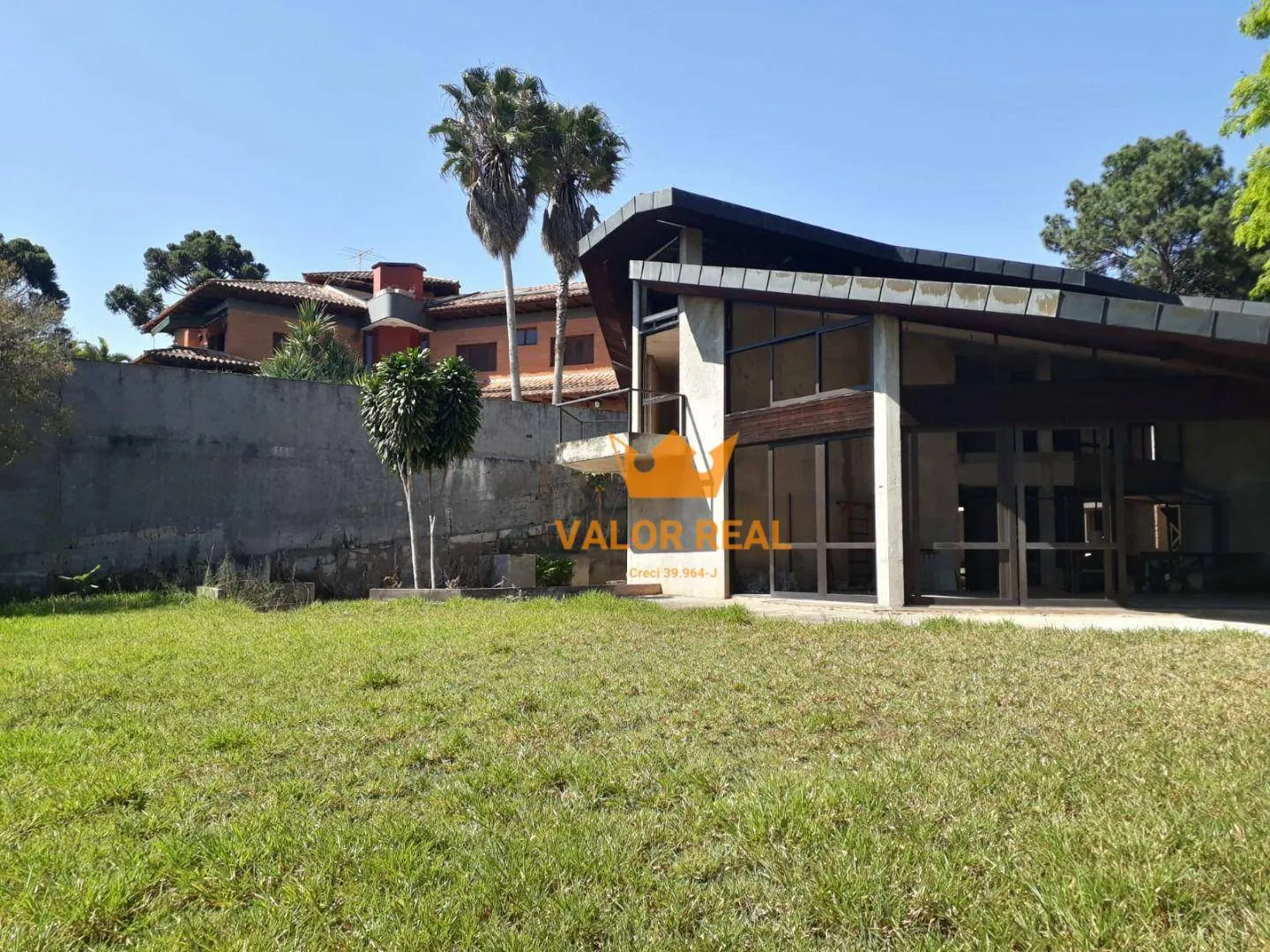 Imagem Magnifica casa em construção de alto padrão, possuindo 3.005m e mais 796m de área construida , possuindo um excelente design.