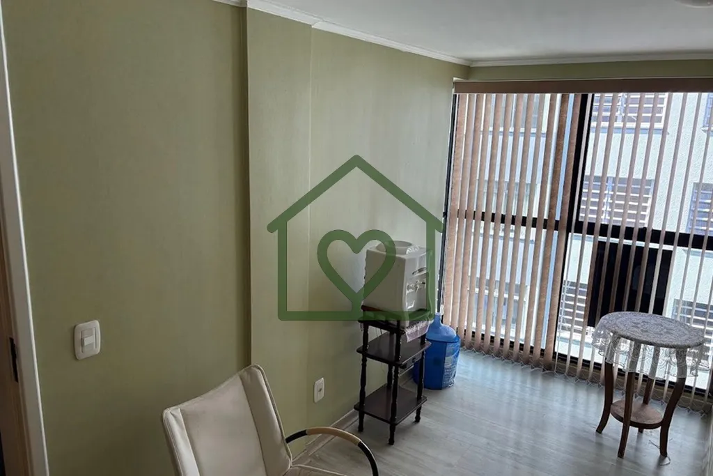 Imagem Sala comercial com 28m² privativos, localizada no 6º andar, em prédio com elevador e portaria, ga...