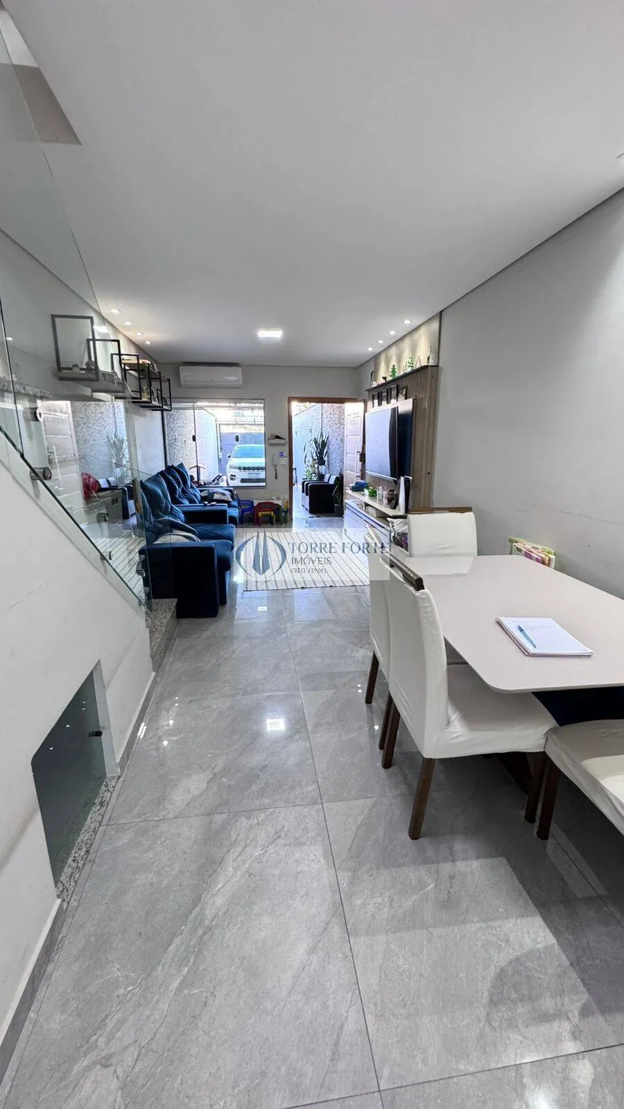 Imagem Belo Sobrado com 3 Suítes, 2 Vagas de Garagem e Piscina na Vila Carrão