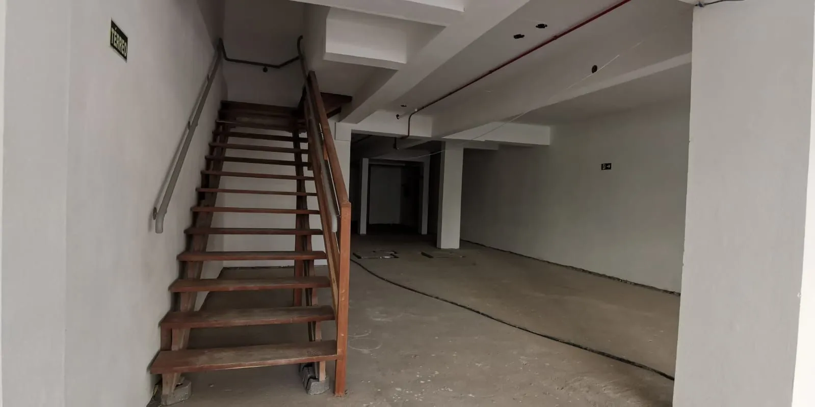Imagem Vende loja ,com mezanino 180m², 2 banheiros