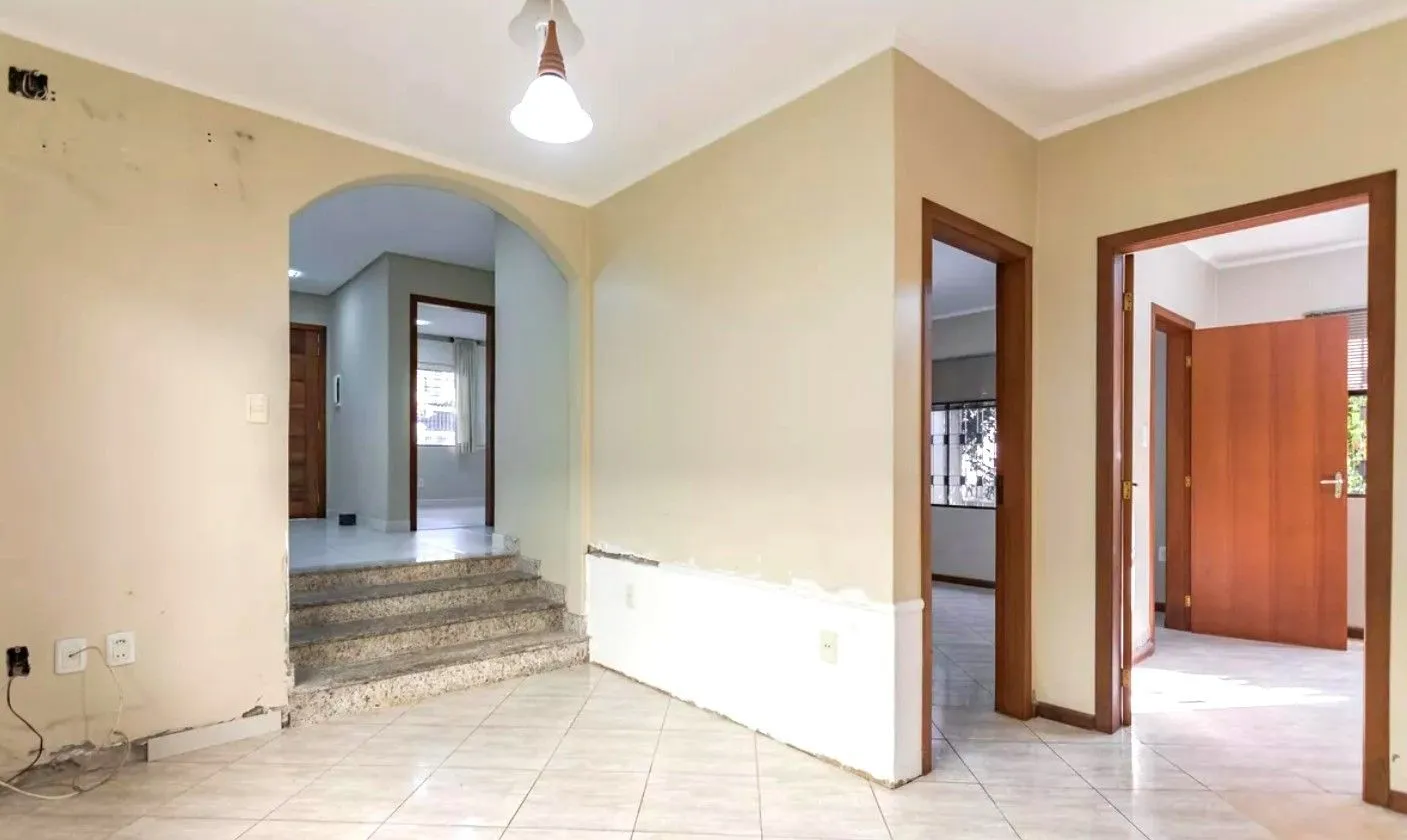 Imagem Casa no bairro Jardim Sabará de 4 dormitórios e 3 vagas DESOCUPADA