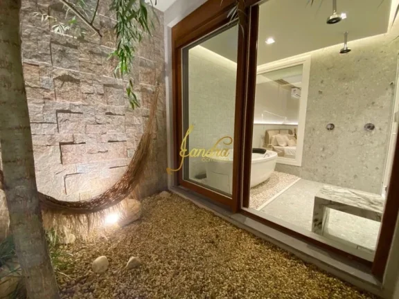 Imagem Sobrado condomínio fechado, com 04 suítes e SPA mobiliado e decorado