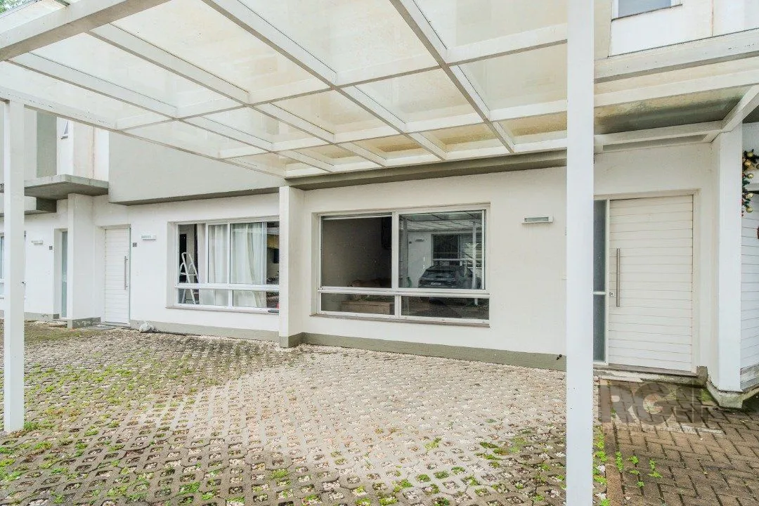 Imagem Casa impecável e mobiliada, com 3 niveis, possui 3 dormitórios sendo 1 suíte, 4 banheiros.
