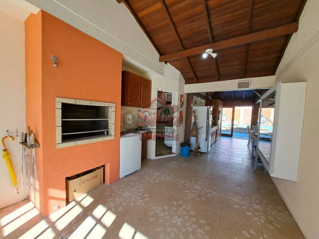 Imagem Casa com Piscina e 750m² de Terreno no Centro de Imbé